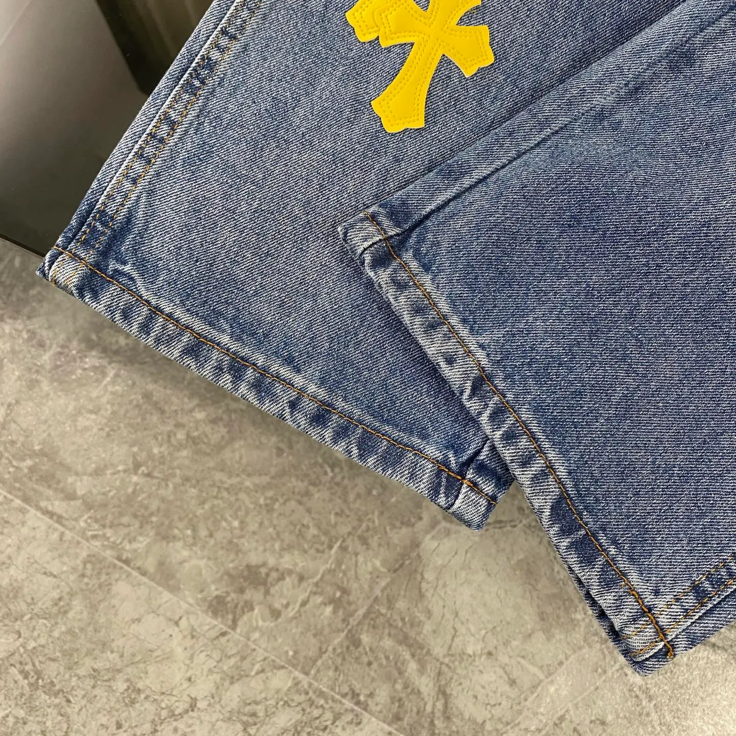 P270 CH Chromehearts limited edition yellow cross-stitched leather work jeans and logging pants. The counter price is 34W level. The patchwork cross pattern is embellished and the jeans are washed! ! An absolutely high-end luxury product, a 1.9W-level god-level single product, a super popular product, made by top heavy industry, a magic weapon that cannot be missed! [About Zangyin] This is an extremely luxurious fashion brand that can also be called the aristocracy of the high street. It has always been an exclusive brand for some hipsters or rich second generations. Compared with ordinary high streets, it is more luxurious and noble. Compared with luxury brands, it is more fashionable and individual. It has always been a brand that I have a special liking for. [Top heavy industry fashion design] Consistently high-street luxury style. Speaking of this style, the Zangyin family and GU family are definitely the leading representative brands. Especially the Zangyin family has really achieved a state-of-the-art effect in creating high-street style. The unique washed material is used to create this style. The color system is already quite eye-catching. After it is decorated with patchwork cross flowers, it cleverly highlights the charm of the brand. Secondly, this style uses classic The high-waist cutting design highlights the long legs and fashionable temperament of the upper body. The brand is highly recognizable and the slim fit configuration is more suitable for daily wear. It is a product that interprets personality, fashion, and specifications at a glance. This single product is enough to make any fan excited. It can be a white T-shirt for a youthful college style, or a tight suspender for a royal style. It has strong matching ability and can be easily controlled by men.  [Materials and craftsmanship] Needless to say, this point goes without saying. As an excellent craftsman brand, Zangyin’s requirements for details and craftsmanship are really perfect. The washed color of this model has gone through so many processes, not to mention the embellishment of denim appliques. It is also purely hand-made and sewn. Just like what they believe in, only hand-made things have soul and have the meaning of wear. A top-notch heavy-duty fashionable denim item, I look forward to your perfect interpretation! !  Color: blue Size: 30-36